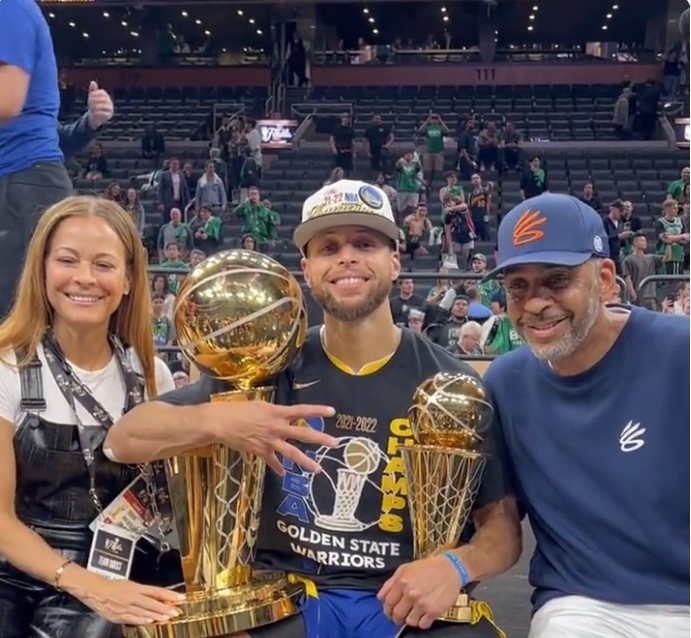 电讯报：多家沙特俱乐部愿意不惜一切代价签下萨拉赫（电讯报：多家沙特俱乐部愿砸重金签下萨拉赫）