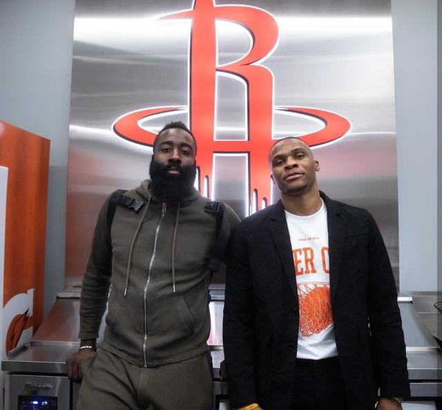 为何亲斯内德？穆帅：斯内德给了我三冠王，那是最棒的一年（穆帅谈为何偏爱斯内德：他助我夺三冠，这是我执教生涯最佳一年）