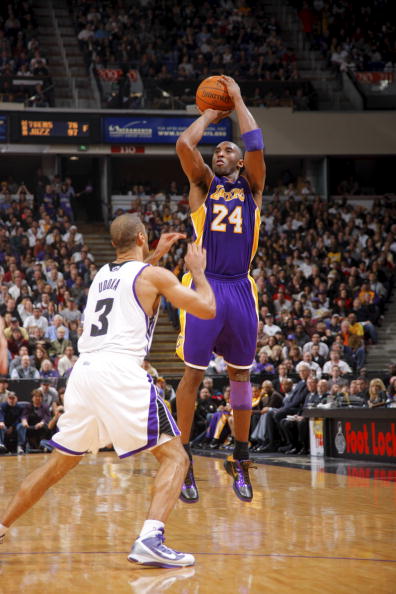 杜兰特连续得分，引领全队节奏（杜兰特连连取分，带动全队节奏）