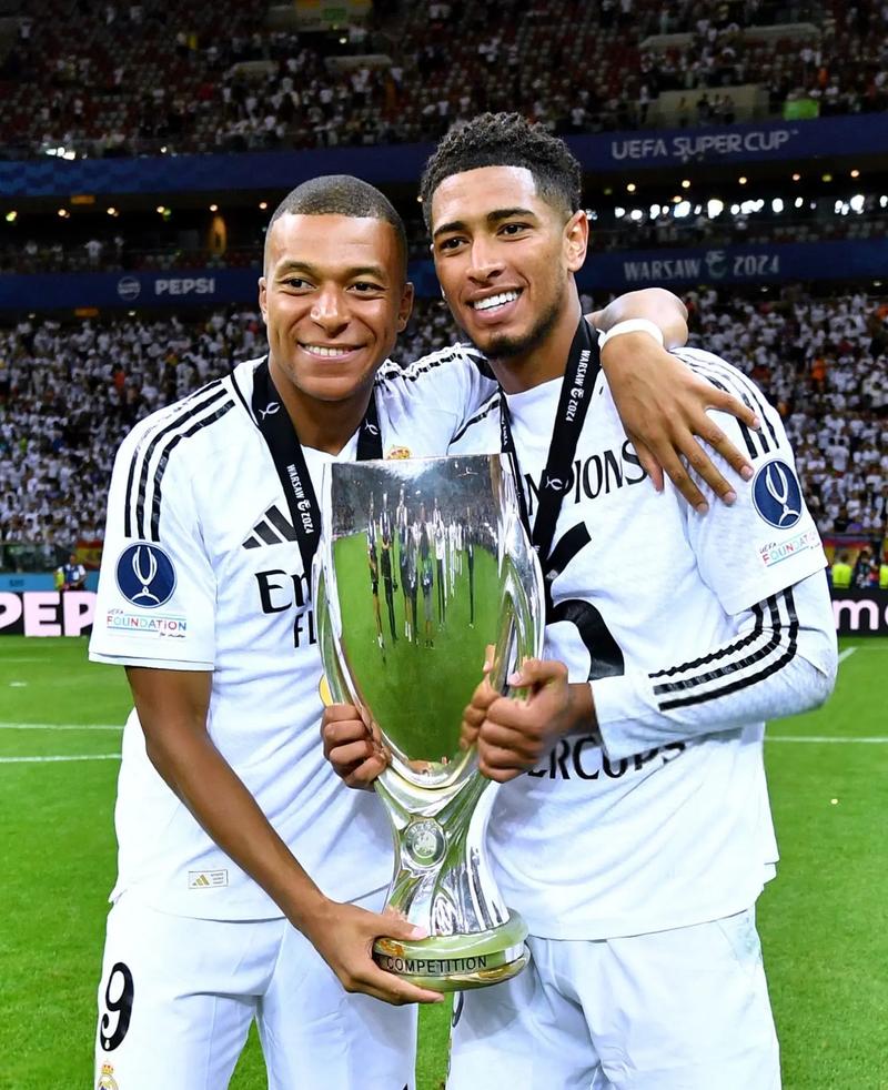 记者：上海申花5名外援以及谢鹏飞和戴伟浚随队出征亚冠客场